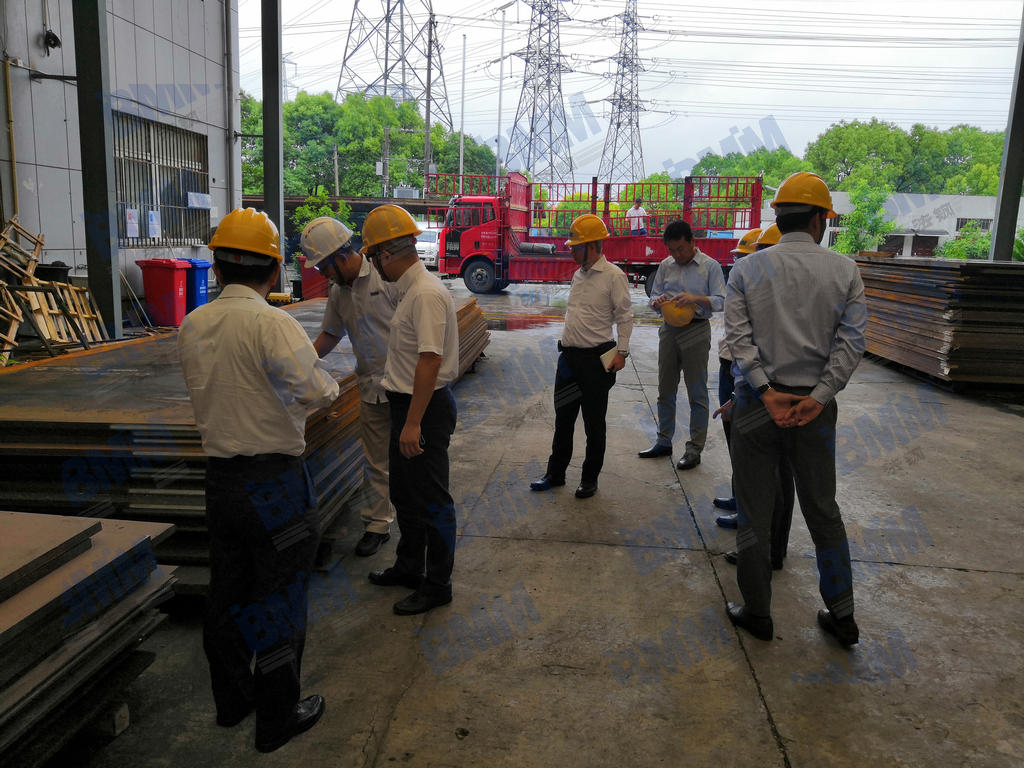 法鋼相關部門負責人陪同JFE鋼鐵高層在廠區(qū)內(nèi)參觀1